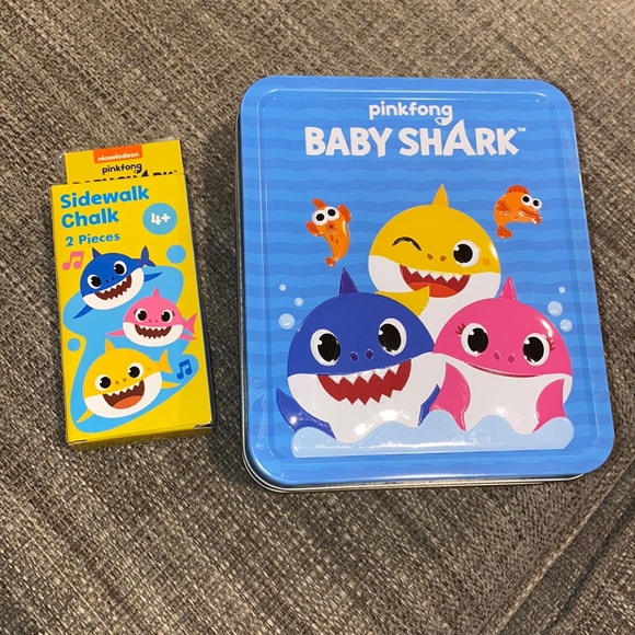 Baby shark lunchbox and sidewalk chalk - Picture 1 of 2